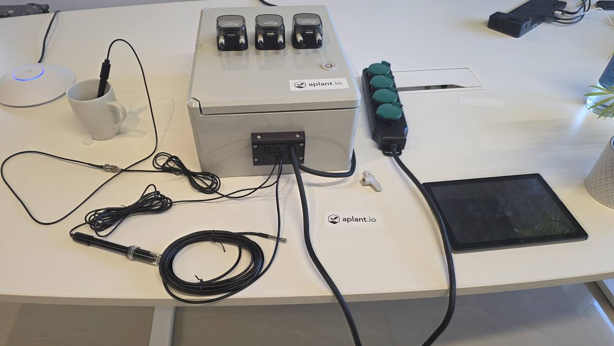 Prototyp der Nährlösungs-Steuerung mit Sonden und Bedientablet
