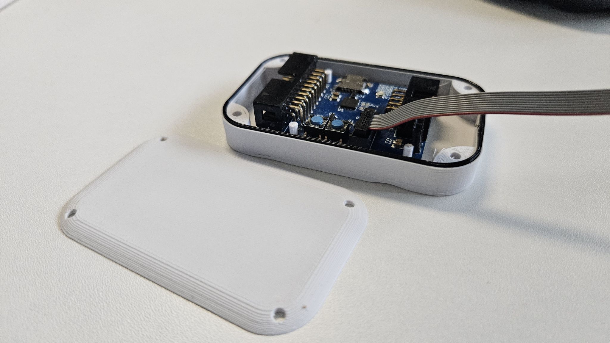Gehäusemuster mit eingelegter Elektronik und separatem Deckel